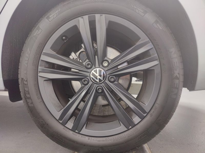 2024 Volkswagen Jetta SE w/Sunroof/Black Wheel PkgImage 5