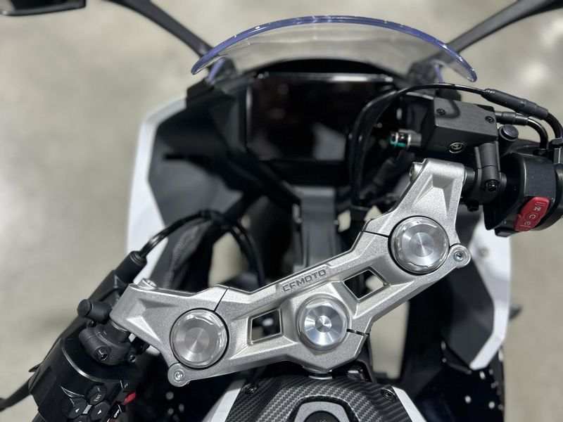 2025 CFMOTO 300SS Image 9