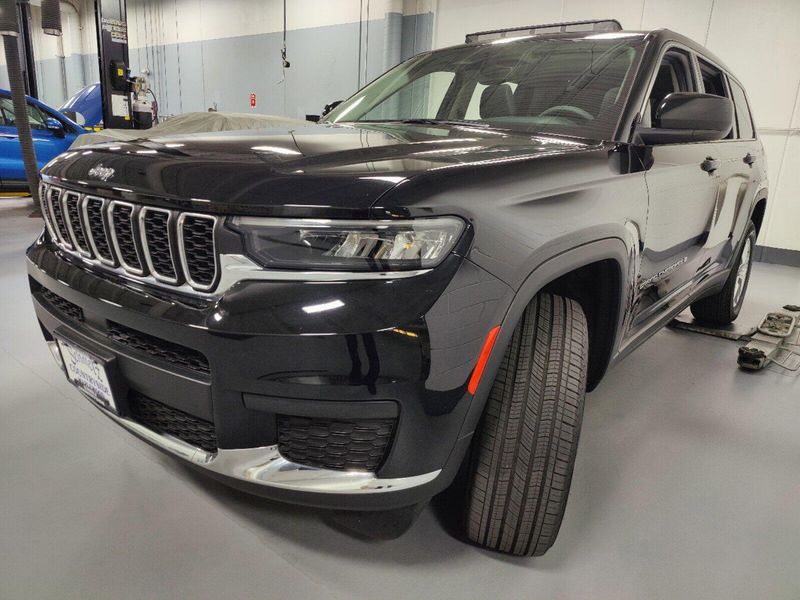 2023 Jeep Grand Cherokee L Laredo V6 4x4 w/Sunroof & Luxury TechImage 11