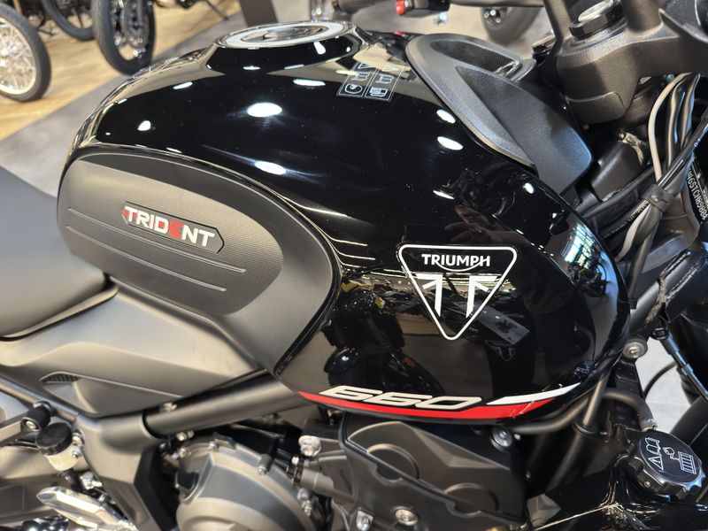 2025 Triumph Trident 660 - JET BLACK  