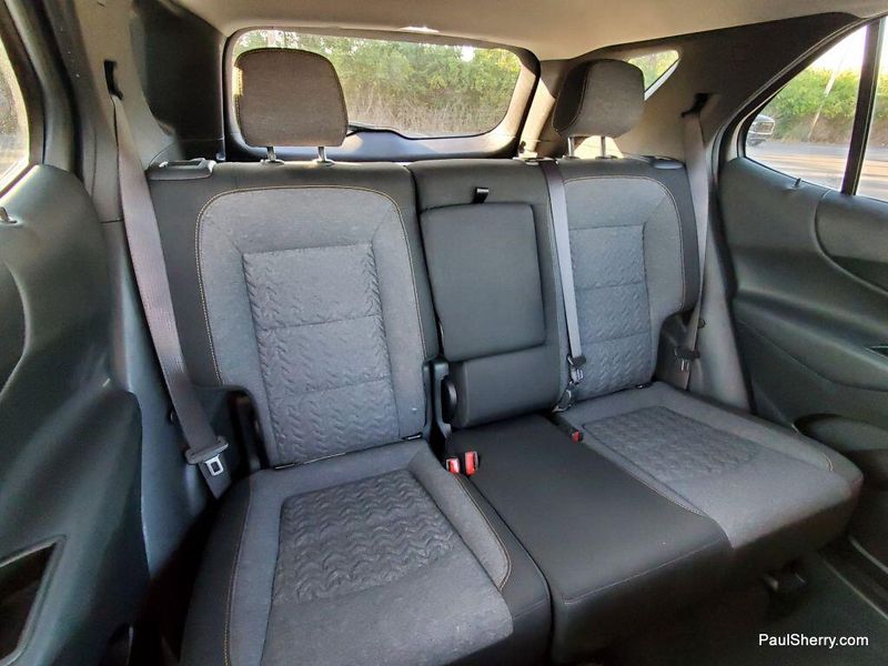 2023 Chevrolet Equinox LT photo 2