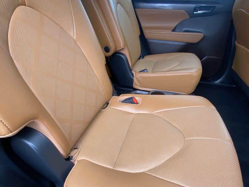 2022 Toyota Highlander PlatinumImage 14