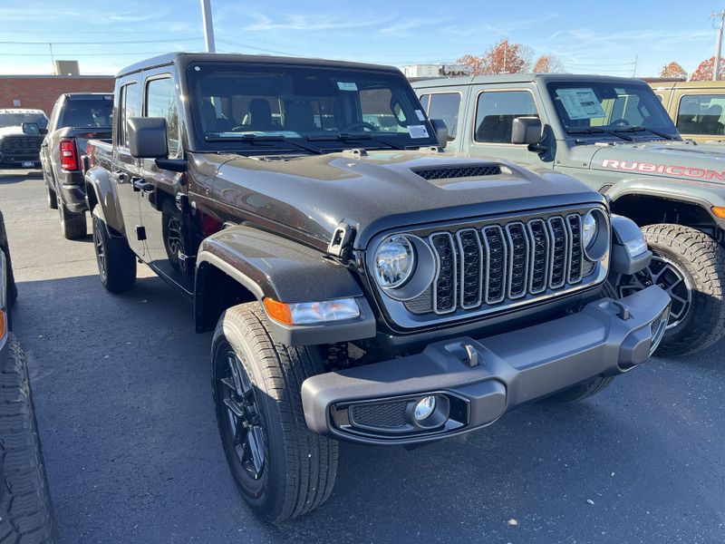 New 2026 Jeep Gladiator Sport S 4x4Image 3
