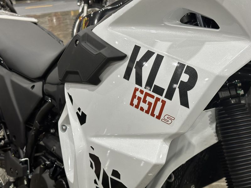 2024 Kawasaki KL650MRFNL-WT1  in a PEARL CRYSTAL WHITE/METALLIC CARBON GRAY exterior color. Del Amo Motorsports of Redondo Beach (424) 304-1660 delamomotorsports.com 