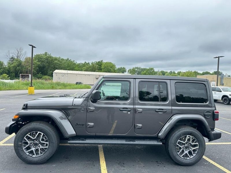 2025 Jeep Wrangler 4-door SaharaImage 4