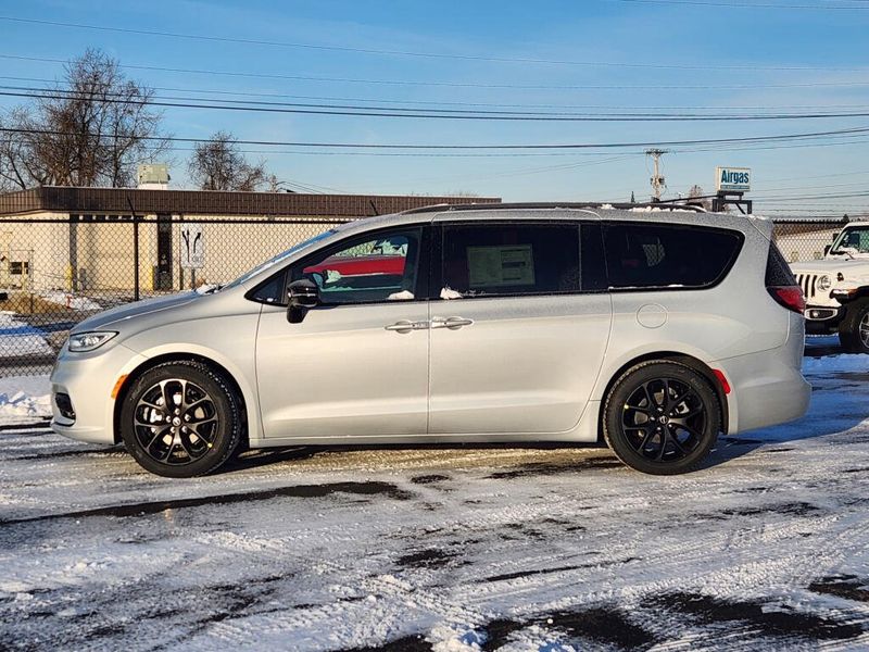 New 2026 Chrysler Pacifica Select