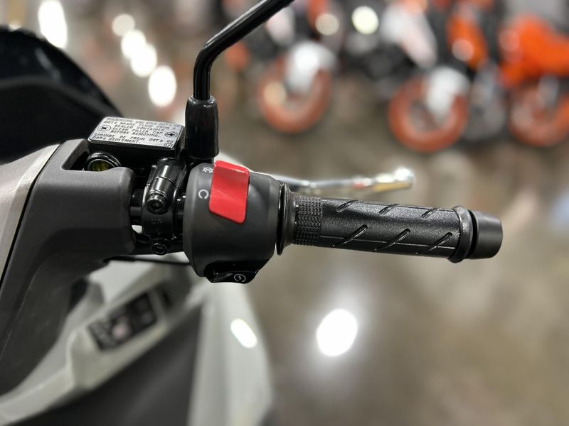 2025 Honda PCX Image 9