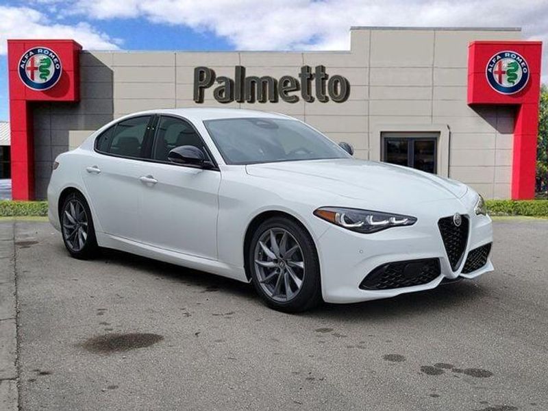 2025 Alfa Romeo Giulia photo 3