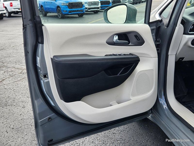 Used 2022 Chrysler Pacifica Touring L