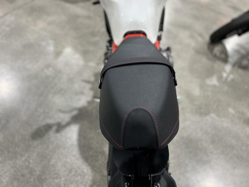 New 2025 Yamaha XSR900 Image 3