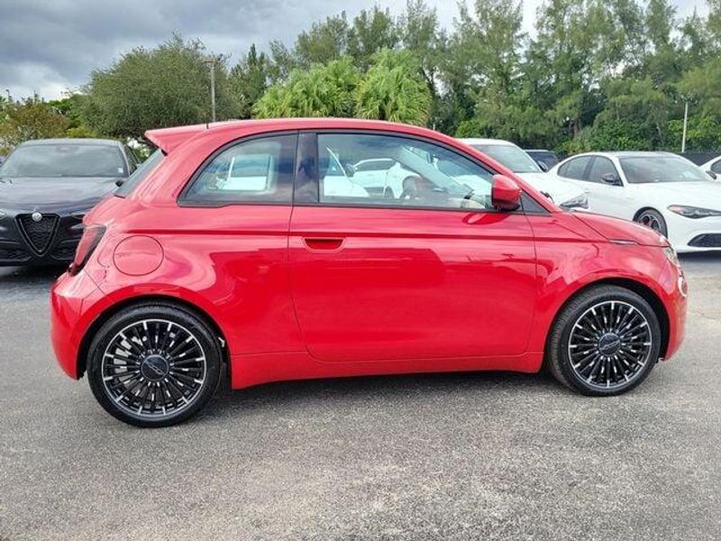 2024 Fiat 500e photo 3