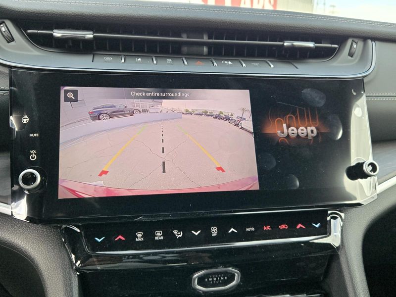 New 2026 Jeep Grand Cherokee Laredo Altitude 4x2