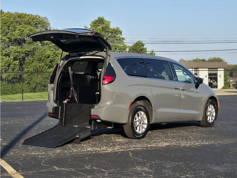 Used 2025 Chrysler Pacifica Select