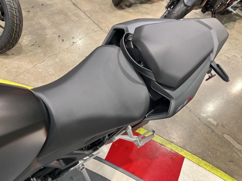 New 2025 Honda CB750 HORNET Image 14