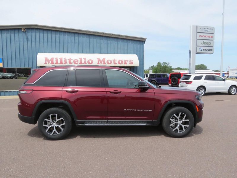 Used 2025 Jeep Grand Cherokee Limited 4x4 4dr SUVImage 1