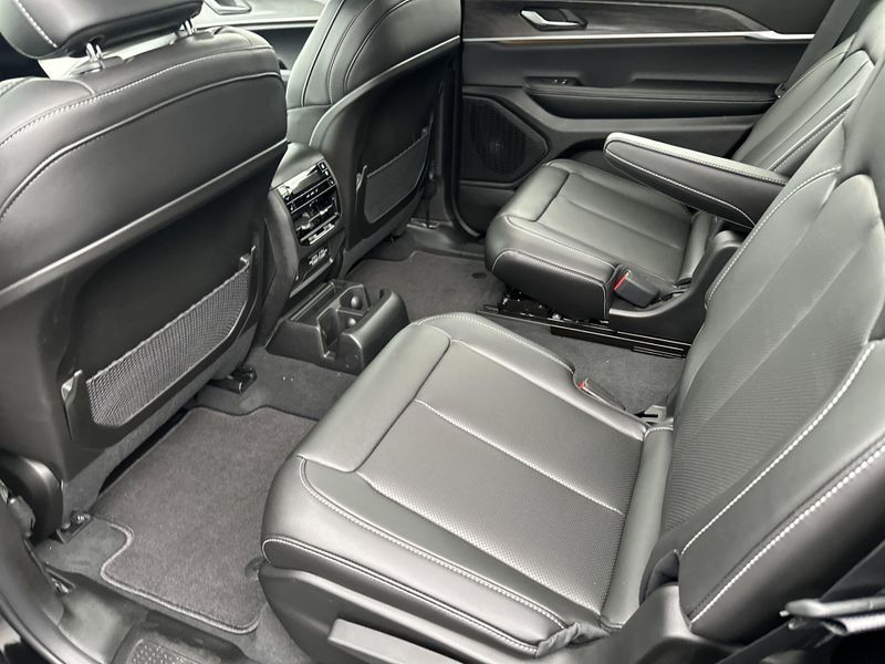 New 2025 Jeep Grand Cherokee L Limited 4x4Image 14