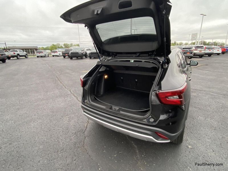 Used 2025 Chevrolet Trax LT