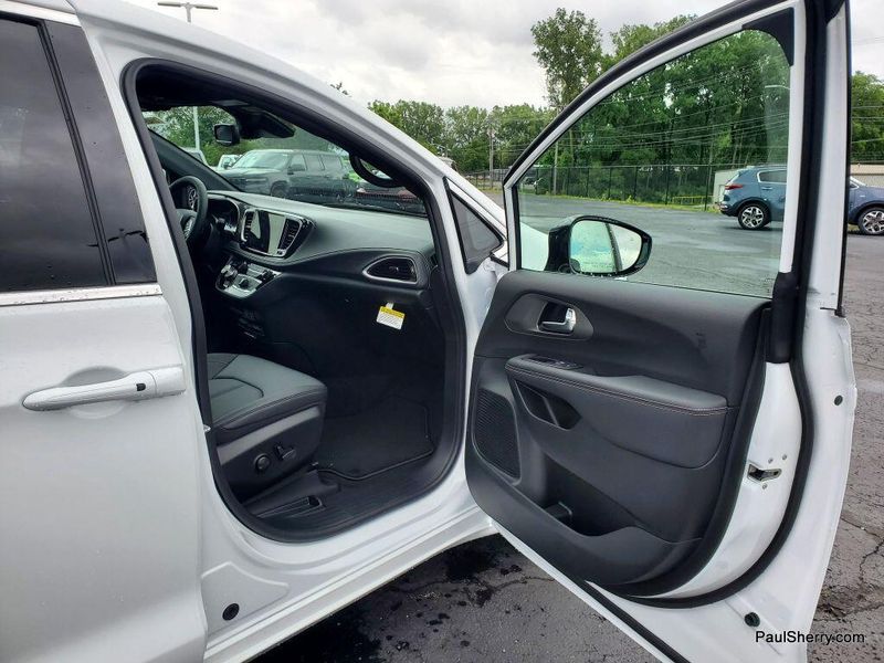 New 2025 Chrysler Pacifica SelectImage 36