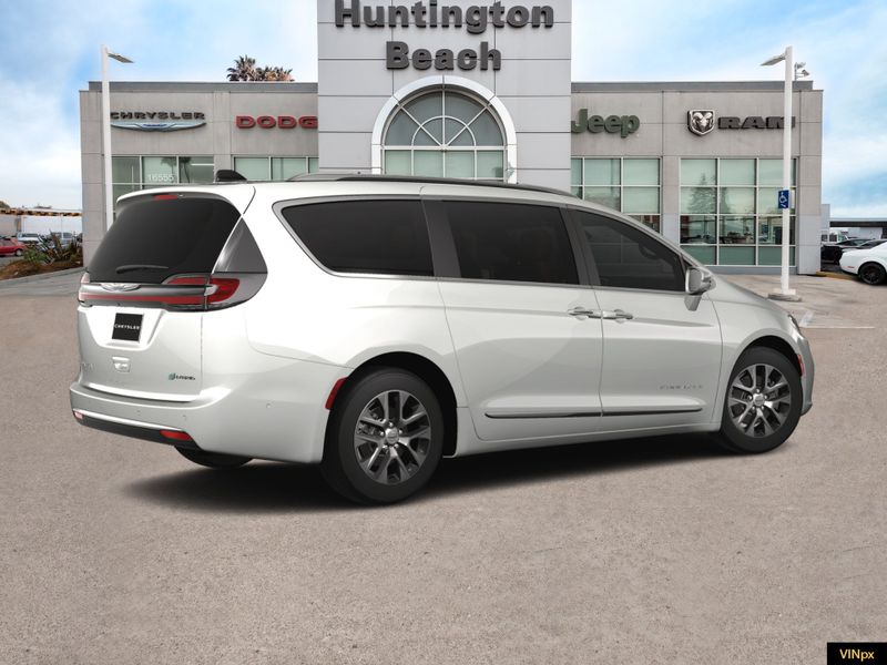 2024 Chrysler Pacifica Hybrid PinnacleImage 8