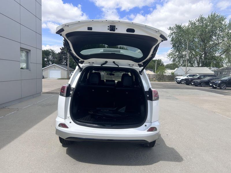 2016 Toyota RAV4 SEImage 8