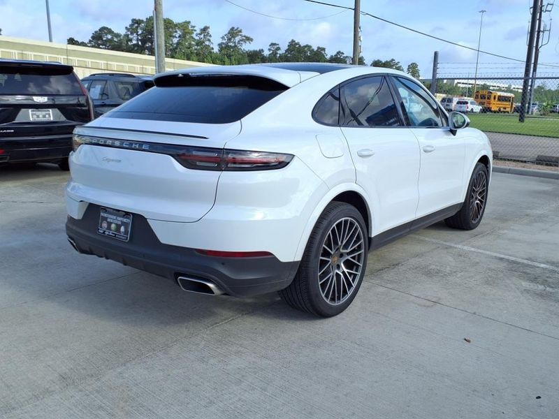 2022 Porsche Cayenne Coupe BaseImage 2