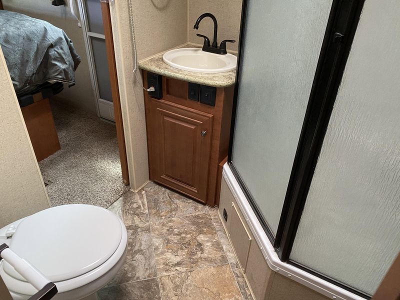 2016 NORTHWOOD ARCTIC FOX 32-A Image 21