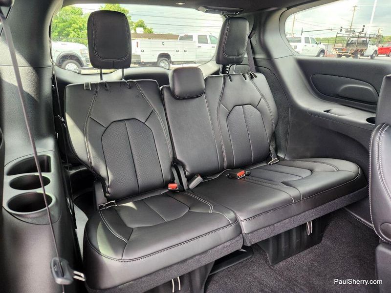 New 2026 Chrysler Pacifica Select