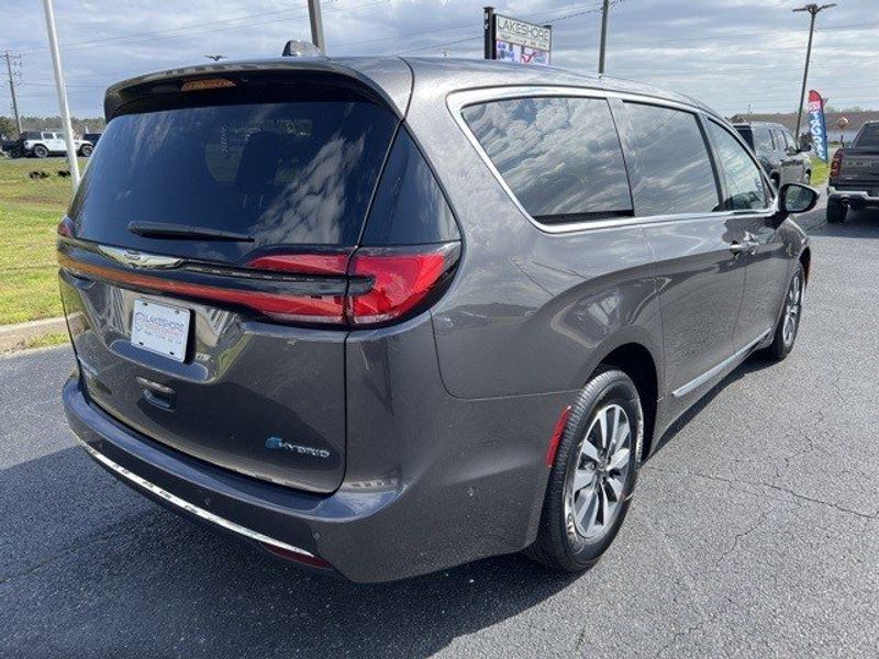 2023 Chrysler Pacifica Plug-in Hybrid LimitedImage 9