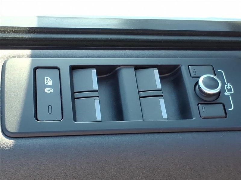 Used 2017 Land Rover Discovery HSEImage 22