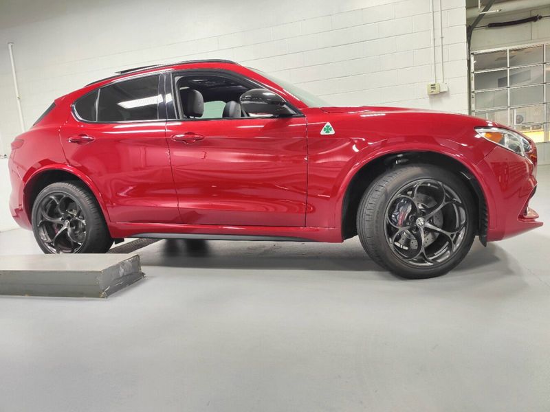 2023 Alfa Romeo Stelvio Quadrifoglio AWD w/SunroofImage 3