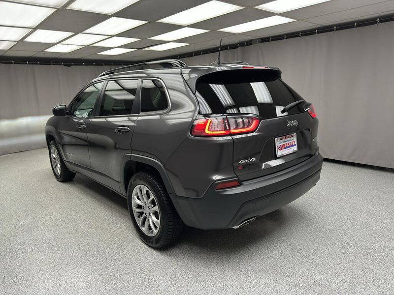 Used 2022 Jeep Cherokee Latitude LuxImage 2