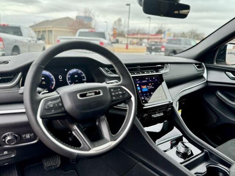 2025 Jeep Grand Cherokee Altitude X 4x4Image 13