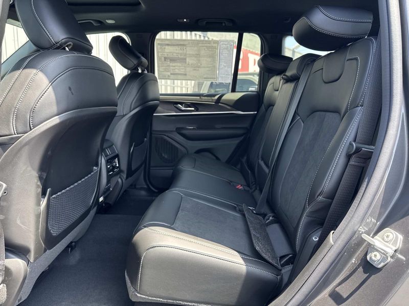 New 2026 Jeep Grand Cherokee Laredo Altitude 4x2