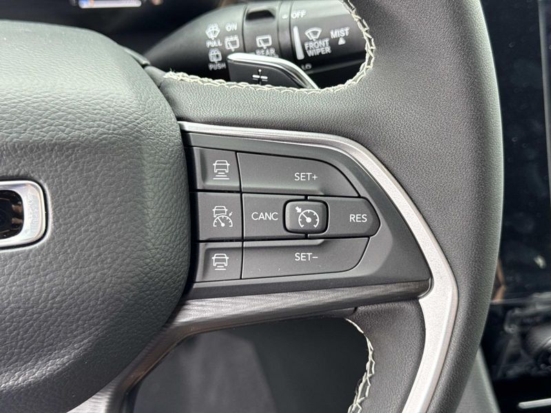 New 2026 Jeep Grand Cherokee Laredo 4x2