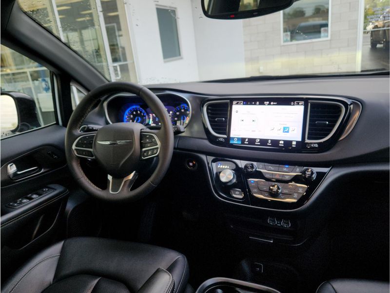 Used 2025 Chrysler Pacifica Select