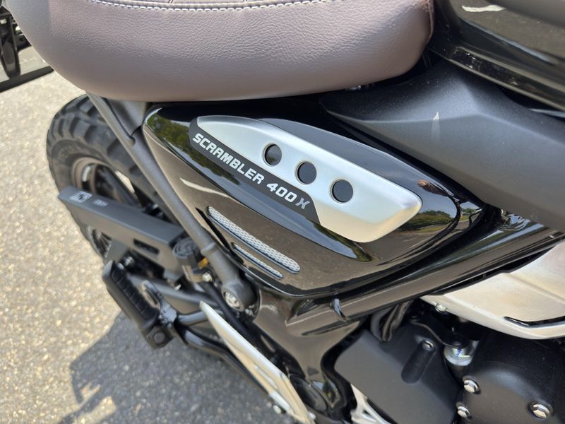 2025 Triumph SCRAMBLER 400 X - PHANTOM BLACK - SILVER ICE 