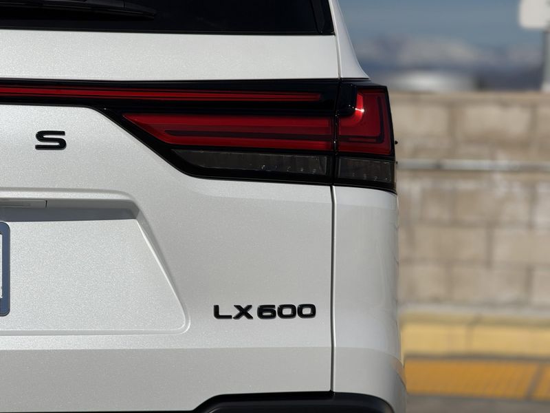 New 2026 Lexus LX 600 LuxuryImage 12