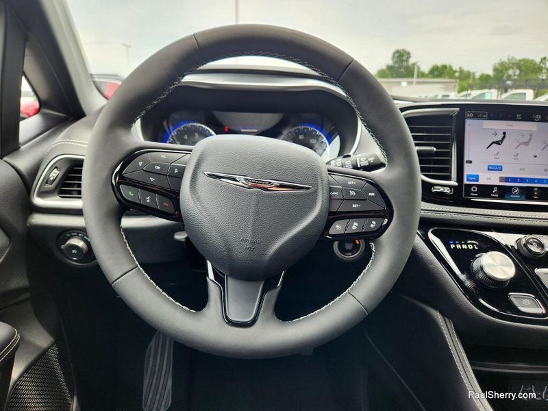 2025 Chrysler Pacifica LimitedImage 32