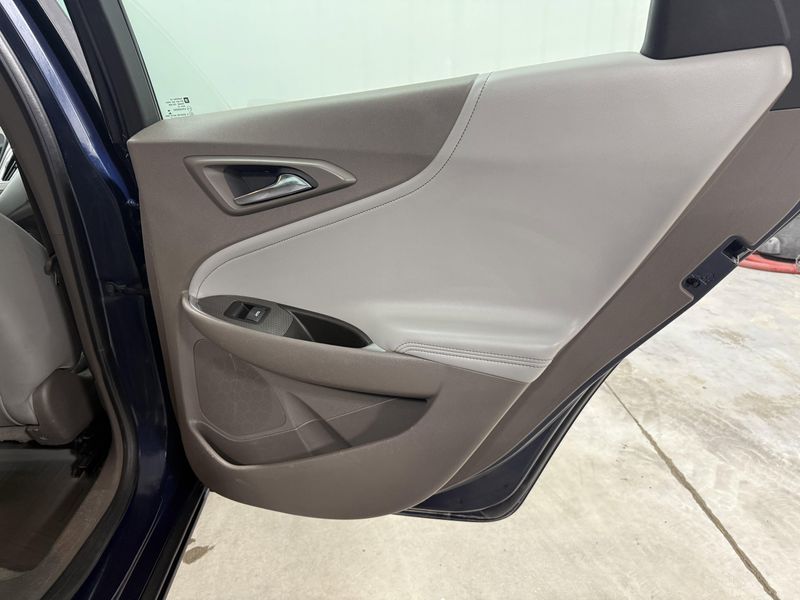 Used 2017 Chevrolet Malibu LTImage 3