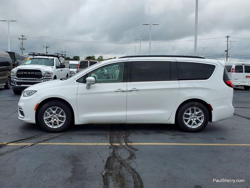 2022 Chrysler Pacifica Touring LImage 2