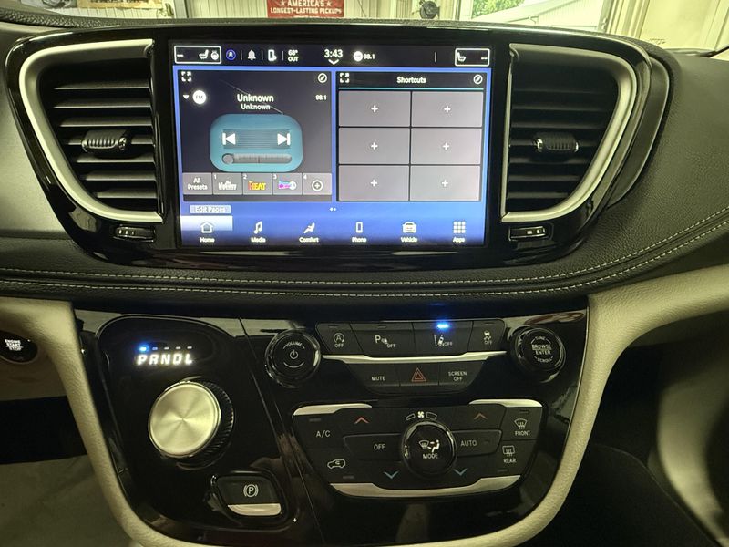 Used 2024 Chrysler Pacifica Touring LImage 25