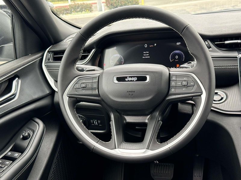 New 2026 Jeep Grand Cherokee Laredo 4x2