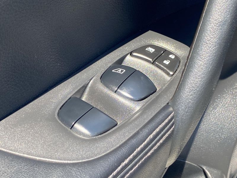 2019 Nissan Rogue SVImage 18