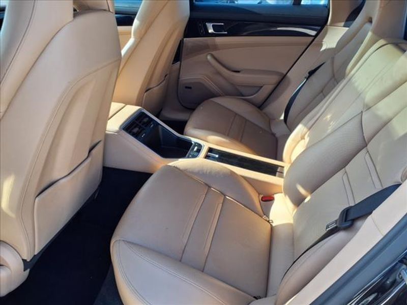 2017 Porsche Panamera BaseImage 15
