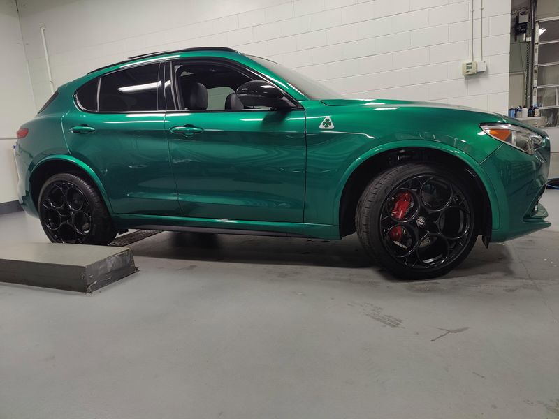 2023 Alfa Romeo Stelvio Quadrifoglio AWD w/Sunroof/ActivImage 3