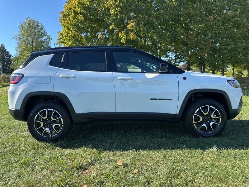 2026 Jeep Compass Trailhawk photo 2
