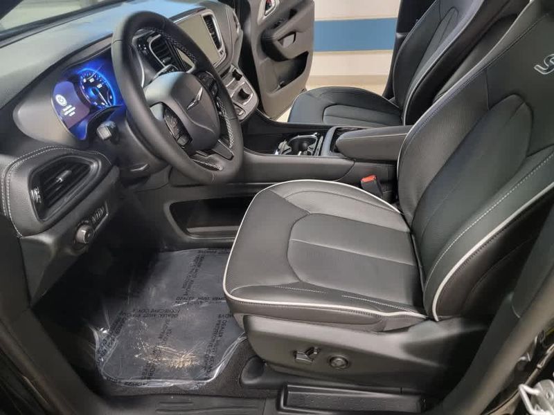2026 Chrysler Pacifica Limited photo 13