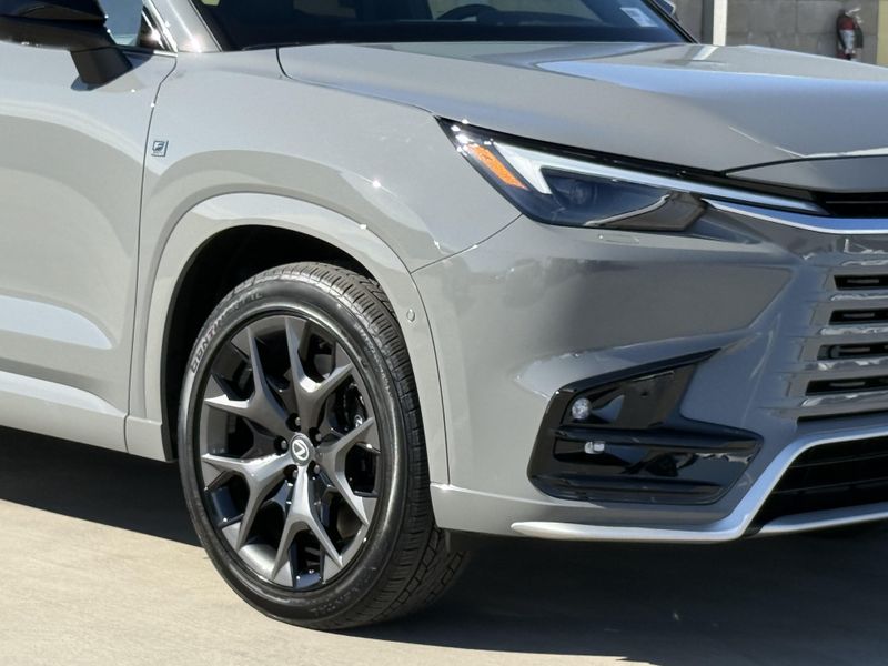 New 2026 Lexus TX 500h F SPORT Performance PremiumImage 4