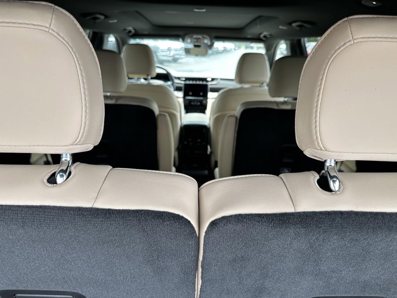 2025 Jeep Grand Cherokee L Limited 4x4Image 13