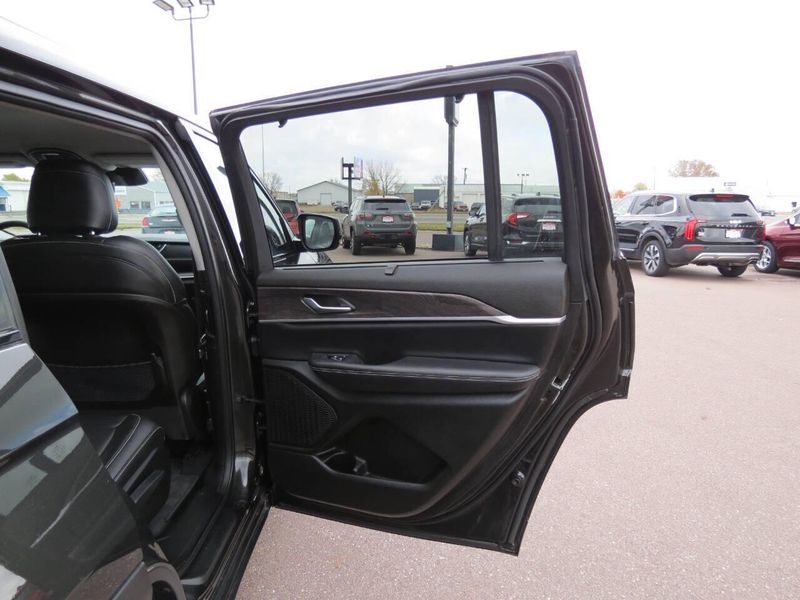 New 2023 Jeep Grand Cherokee L Limited 4x4 4dr SUVImage 33